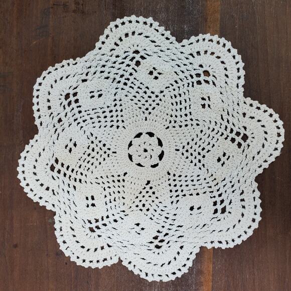 Vintage Crochet Doily 9.5 Inch Round Star Scallop Beige - Picture 2 of 2